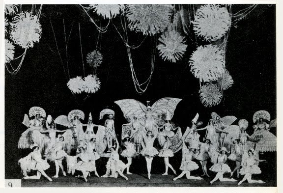 The Ziegfeld Follies featured huge, fantastical scenes. 